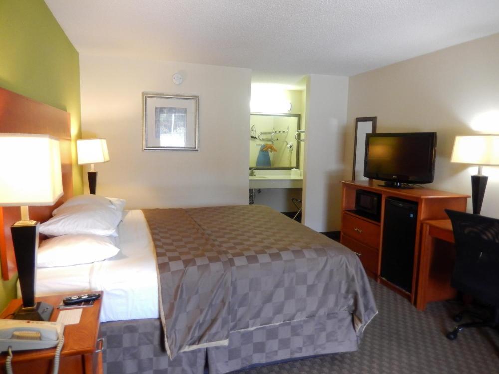 King Room with Roll-in Shower - Disability Access - Non-Smoking interior